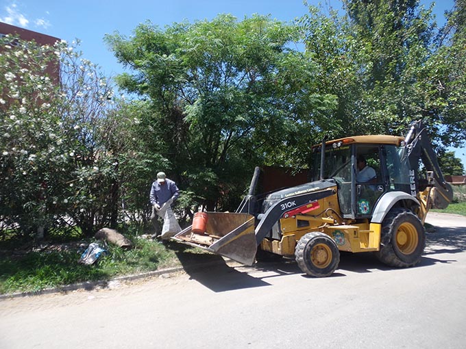 Desinfectan instituciones y puntos barriales