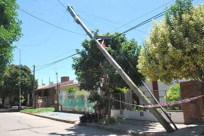 Vecinos preocupados por un poste quebrado