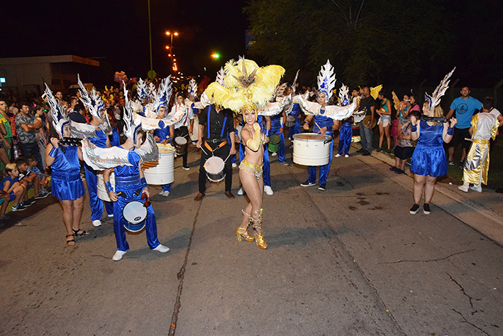 Una multitud disfrutó la segunda noche del Carnaval que cierra hoy