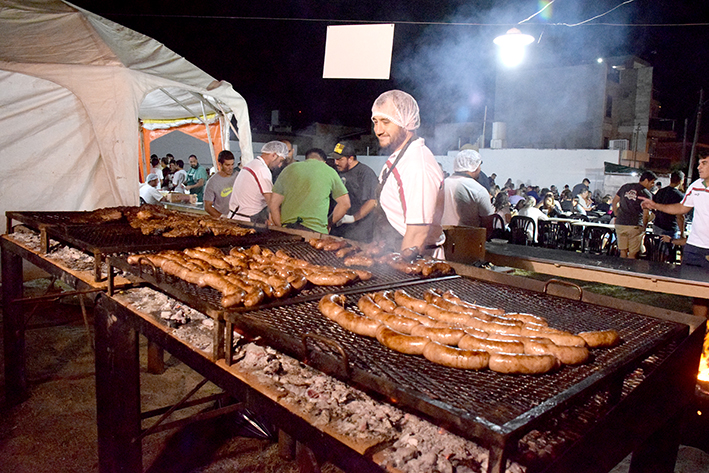 Las peñas arrancaron con el locro agotado