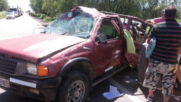 Falleció un niño al volcar una pick up en la ruta 158