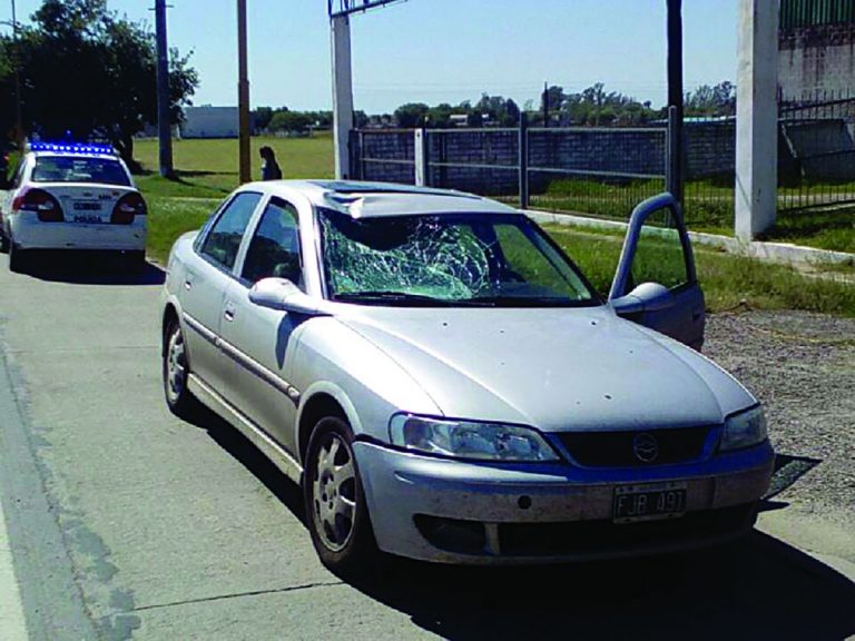 Peatón en estado reservado al ser arrollado por un auto Peatón en estado reservado al ser arrollado por un auto