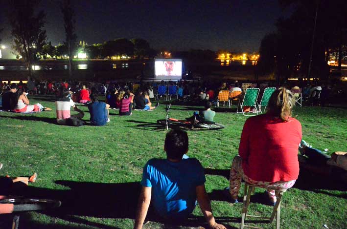 Finalmente, el cine se exhibió bajo las estrellas