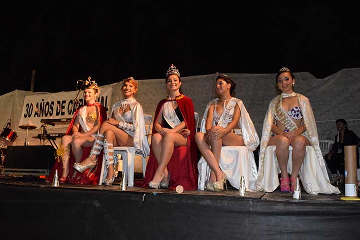 Los Carnavales Gigantes empiezan a caminar la Carranza por última vez