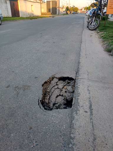 Preocupación de frentistas por un bache cada vez más grande