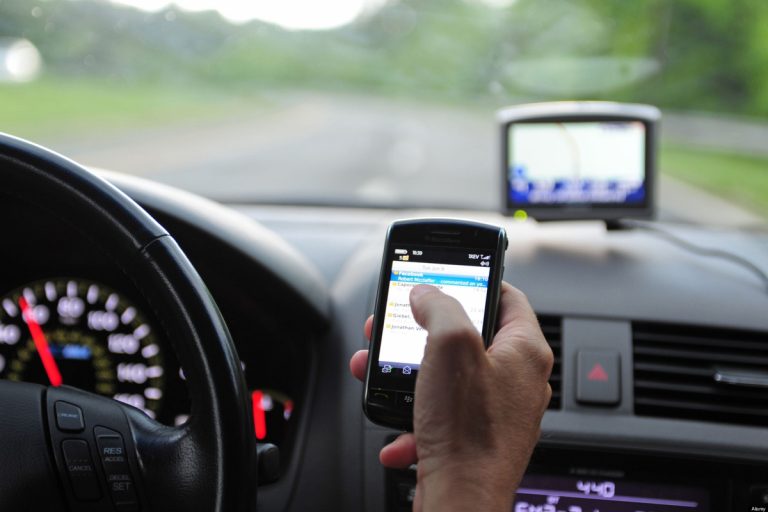 Manejar usando el celular aumenta nueve veces el riesgo de un accidente fatal