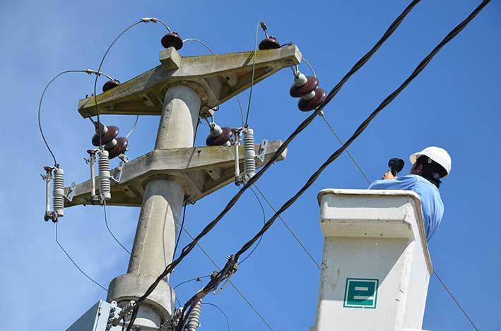 Realizan promedio de 30 cortes de luz por día debido a la falta de pago