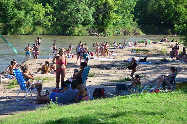 Playas: el temporal no demoró la vuelta de gente al río