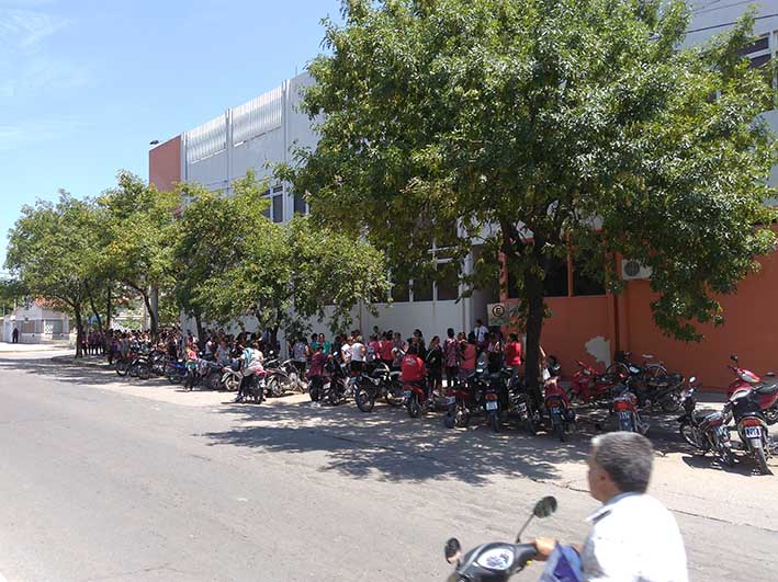 Más de 500 personas hicieron cola en el primer día para tener el kit escolar