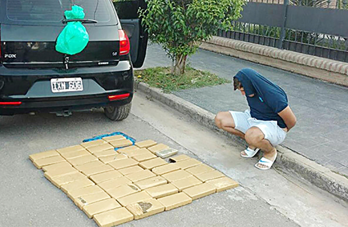 Detuvieron a un villamariense que llevaba 48 “ladrillos” de marihuana