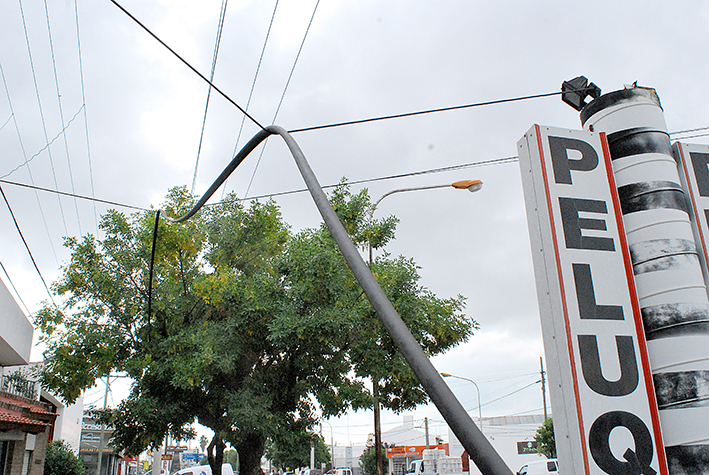 Peligro en el barrio por un cable suelto