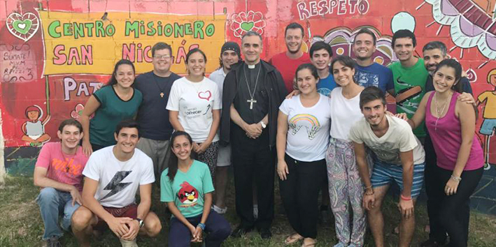 Pidió «silencio y ofrecimiento» a jóvenes misioneros locales