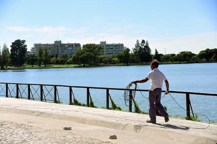 Colocan cerramientos a barandas del lago