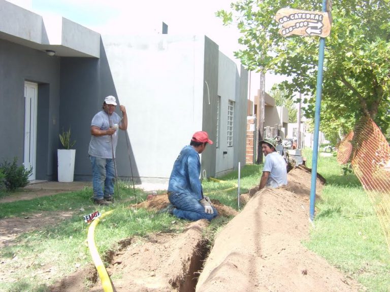 Inició la anhelada obra de gas en el barrio Jardines del Golf