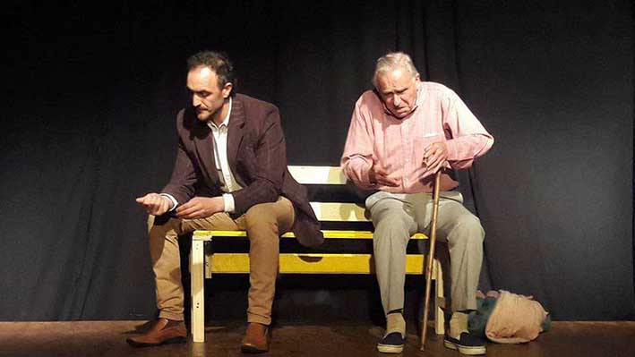 Adrián Demichelis presenta la obra teatral “El banco” en su ciudad natal