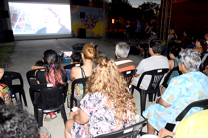 Vecinos vieron la película de su barrio