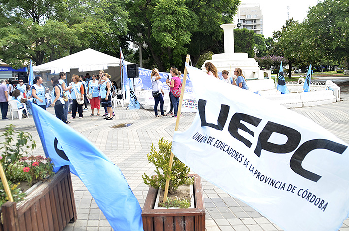 Cuestionan a escuelas privadas por suplir a docentes que hacen paro