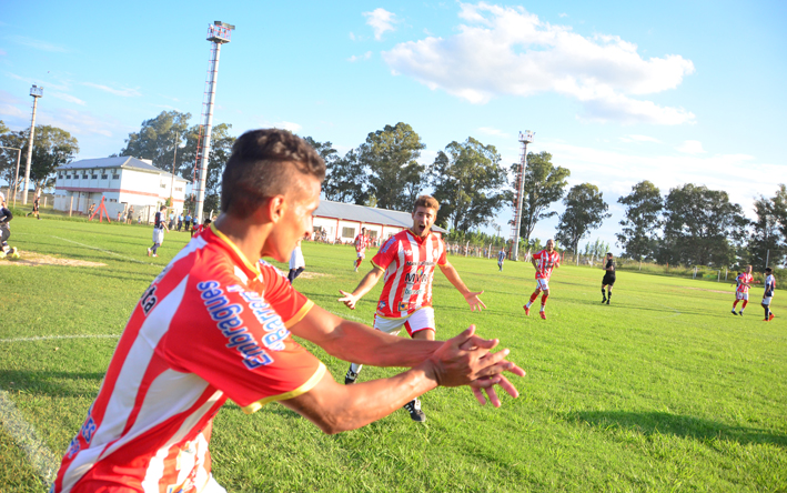 Alumni tuvo un debut glorioso y se deshizo del campeón