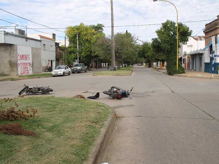 Una motociclista fallecida y otra en estado desesperante