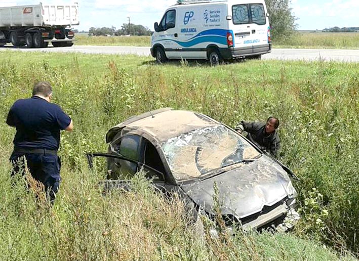 Motociclista fracturado en un choque e incendio en una casa