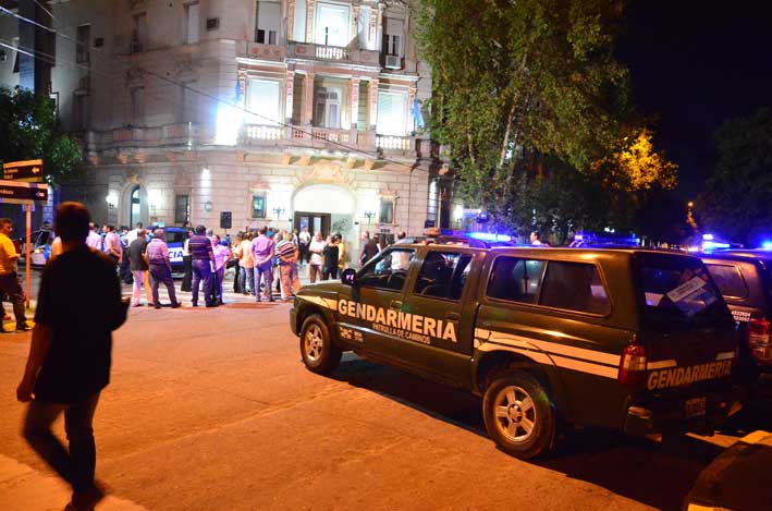 Policías municipales, provinciales, federales y gendarmes ya controlan la noche de la ciudad