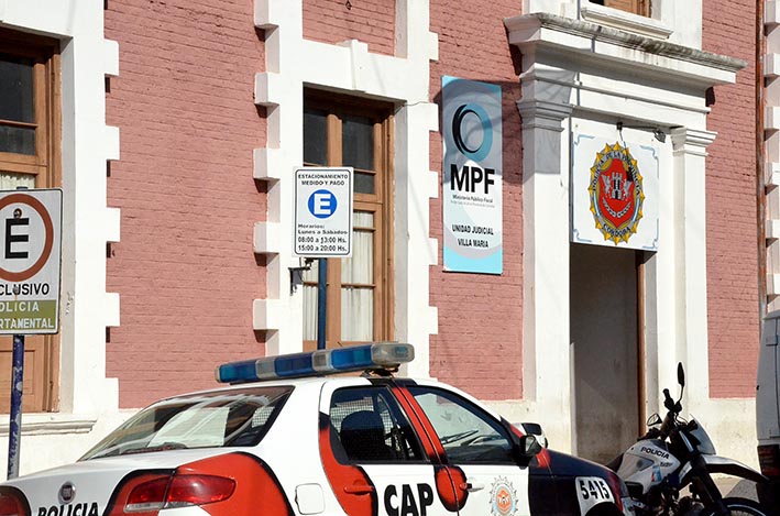 Dos mujeres causaron escándalo y una le mordió la mano a un policía