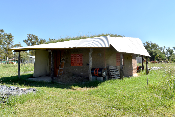 Levantaron una casa con 125 pesos, usando barro y reciclados