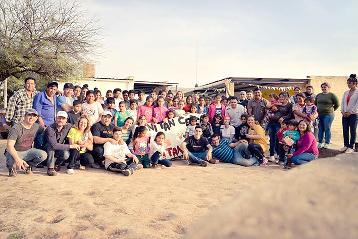 Ayudan a una escuela que recibe dos pesos por día para cada niño