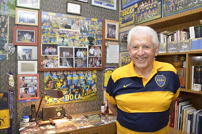 Un veterano hincha creó en su vivienda el “Pequeño Museo Boquense Carlitos Bianchi”