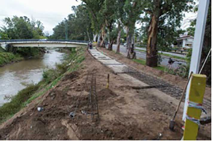 Refuerzan barrancas en la costa del río