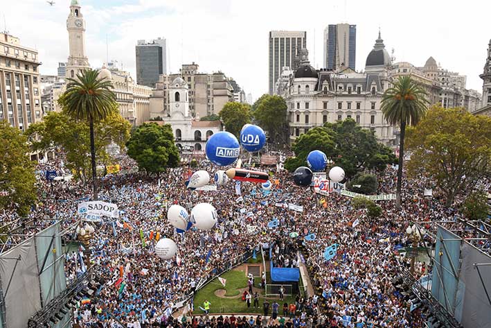 Maestros y profesores dieron una clase magistral frente a la Rosada