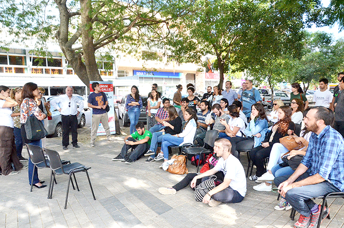 Realizaron clase pública en la plaza y hoy se suman a la marcha federal