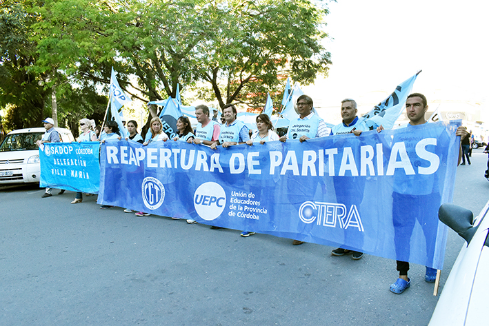 Los dos gremios docentes cerraron la protesta en la plaza Centenario