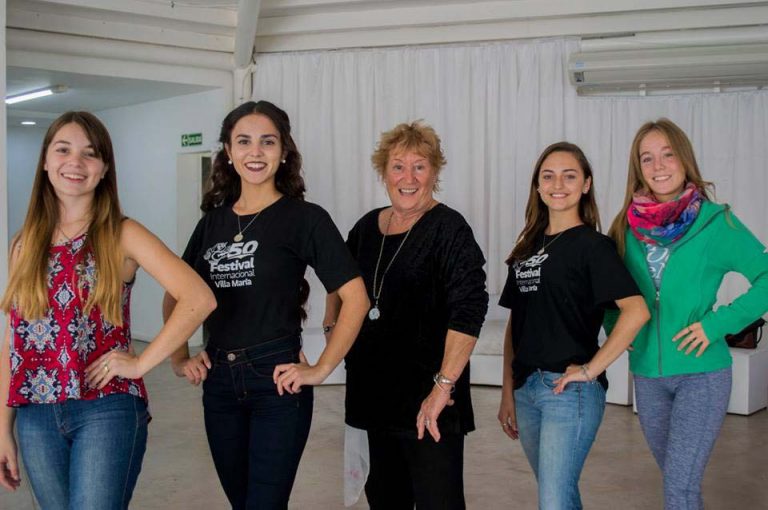 Soberanas del Festival con danzas folclóricas