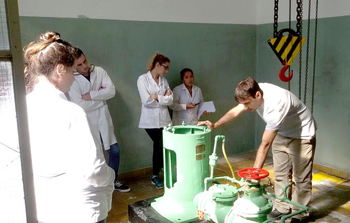 Recibieron a estudiantes en la planta de agua