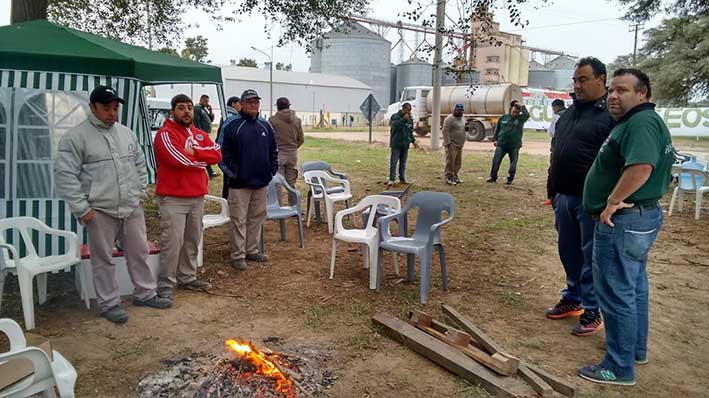 Camioneros montó un campamento frente a planta de Lorenzati Ruetsch