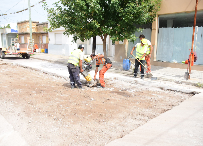 Según datos del Gobierno, el bacheo en las calles dañadas continúa sin pausa