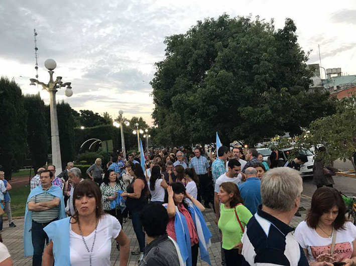 Cientos de personas en plaza Centenario