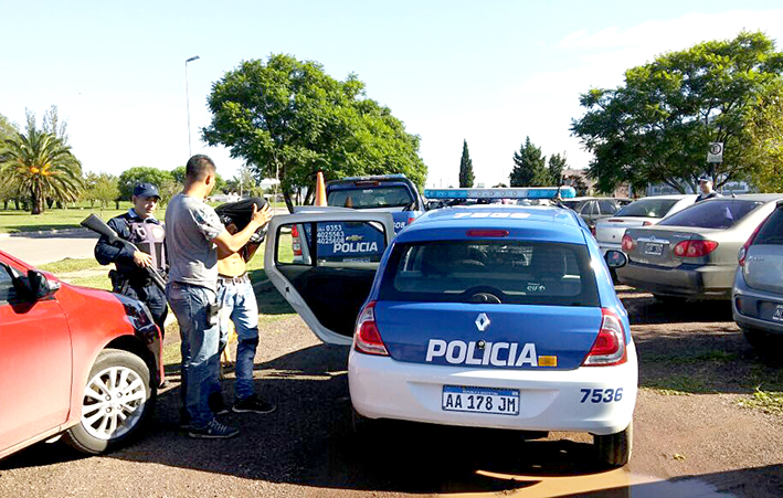 Atraparon a tres ladrones: uno robó en una gomería, otros sustrajeron un auto y una moto