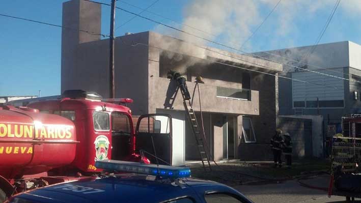 Incendio por un cortocircuito en una vivienda de Villa Nueva