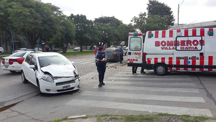 Colisión en un bulevar y vuelco en la autopista con seis lesionados