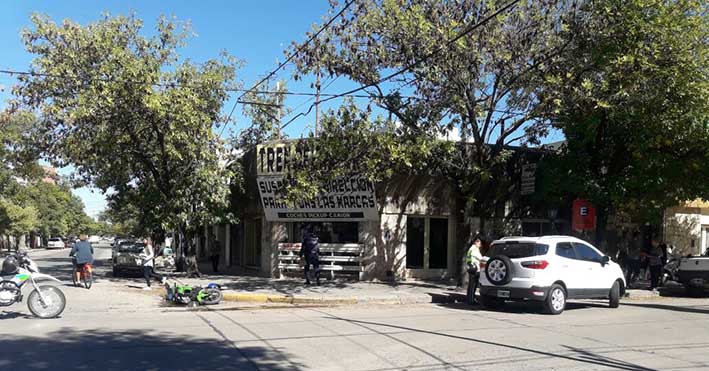 Murió un motociclista al chocar con una camioneta en una esquina céntrica