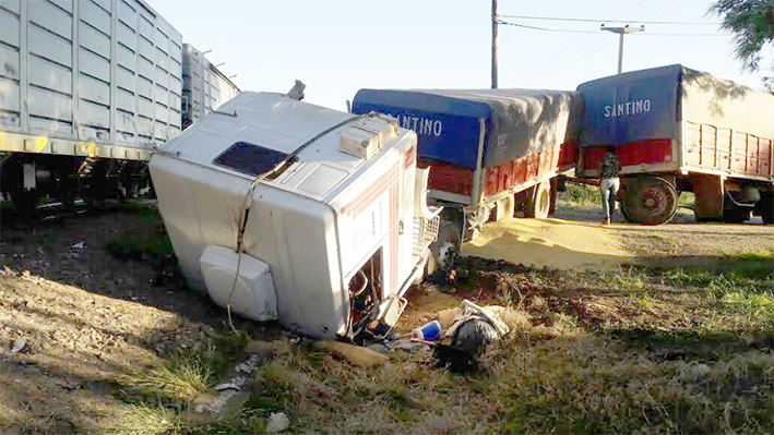 Un tren arrolló a un camión en un paso a nivel de la ruta 9