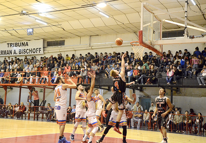 Ameghino ganó, goleó y clasificó