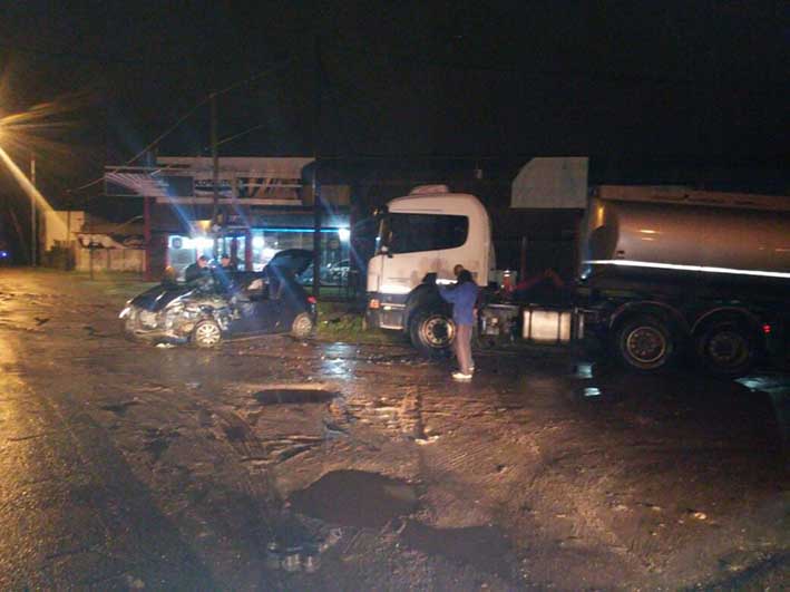 Automovilista en grave estado al chocar un camión estacionado