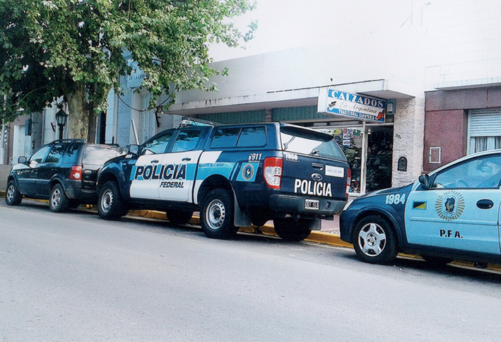 El municipio amplió un estacionamiento policial y empresario se siente perjudicado