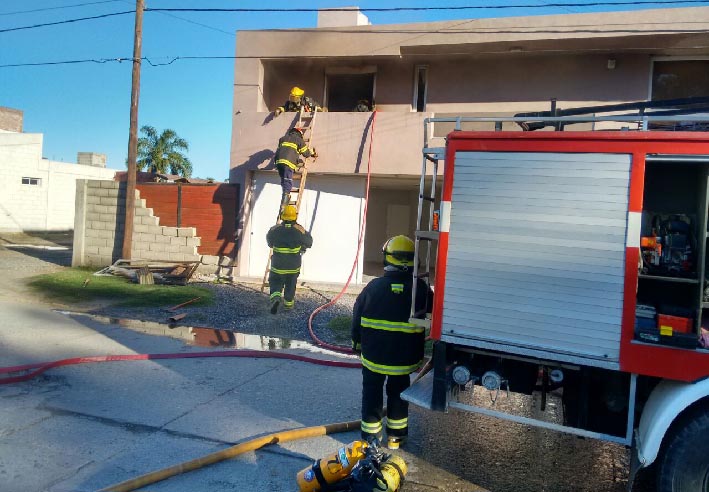 Su casa se incendió por la explosión de un celular y pide concientización