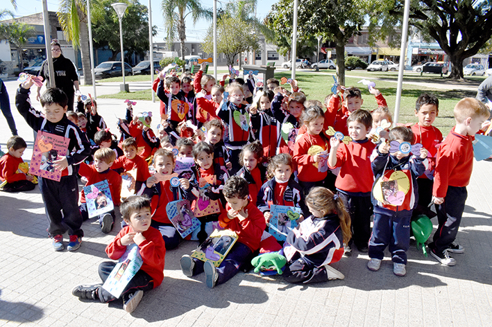 Alumnos coparon la plaza  por el cuidado de los animales