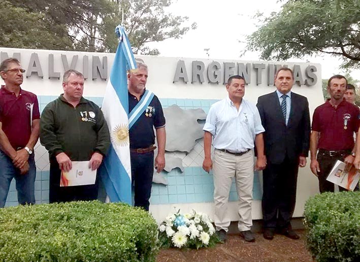 El pueblo rindió un emotivo tributo a los excombatientes de guerra