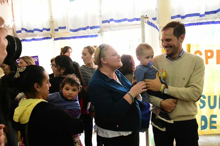 Más chicos se acercan a la escolaridad